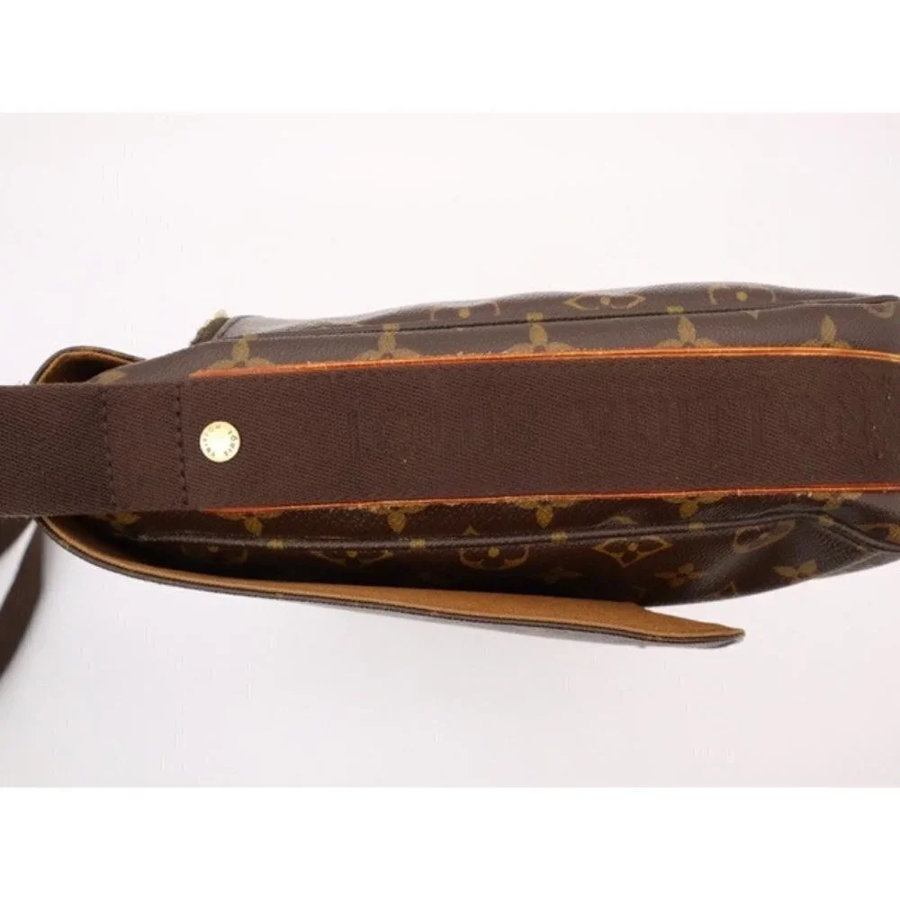 Louis Vuitton messenger body